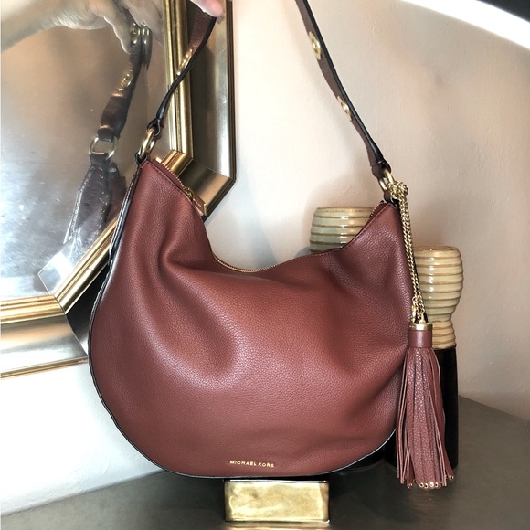 Michael Kors pebbled leather hobo shoulder bag. - Picture 1 of 6